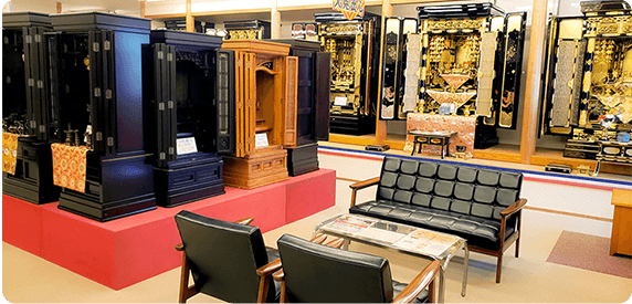 昔ながらの金・唐木仏壇も多数展示しております。7店舗あるので他店舗から取り寄せも可能です。